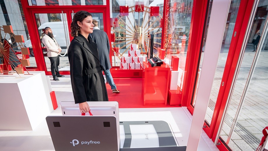 Boutique pop-up de L’Oréal : des caisses self-cashout plus performantes grâce à payfree et Avery Dennison